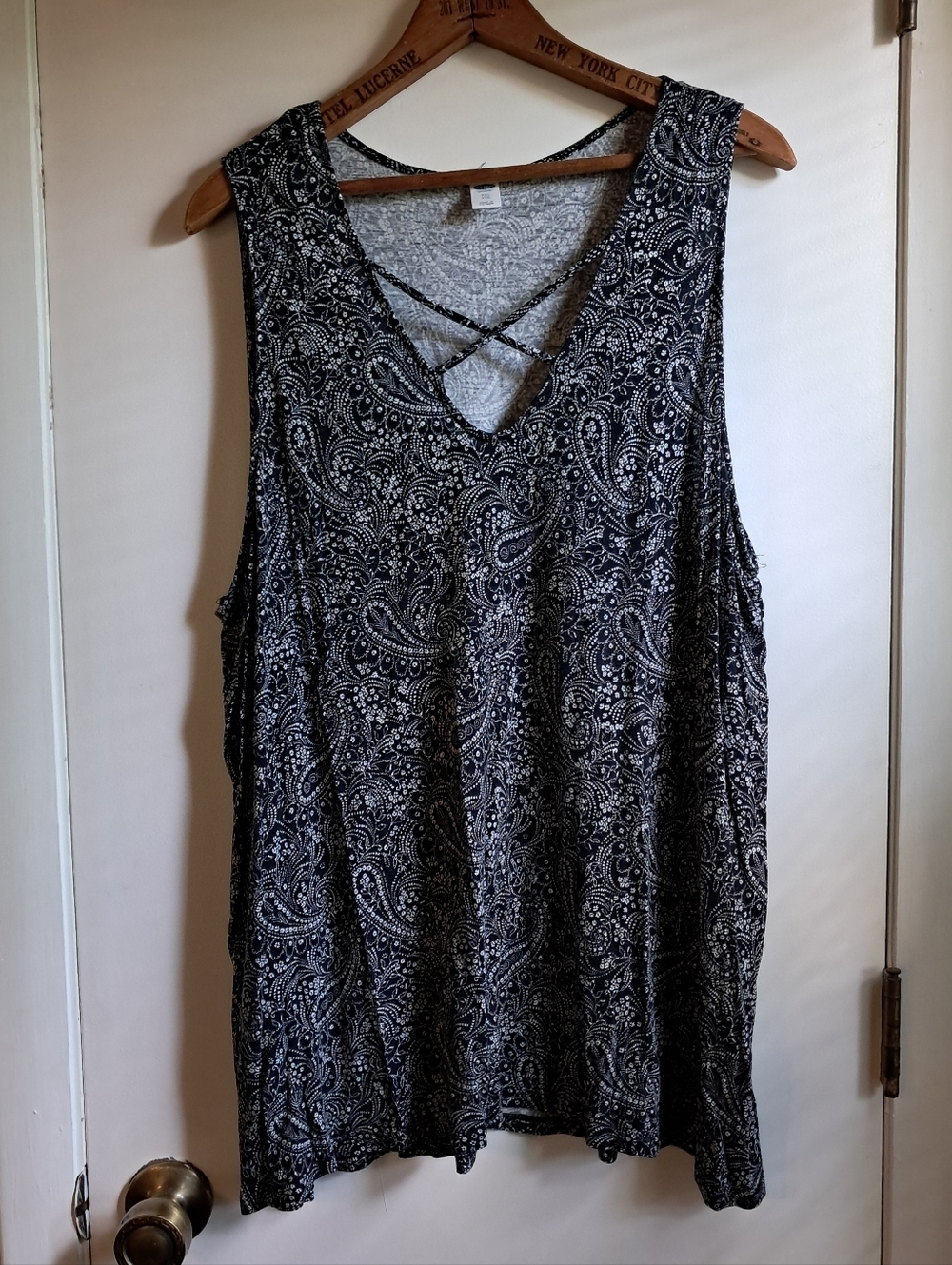Old Navy Crisscross V-Neck Paisley Tank Top - Black/White